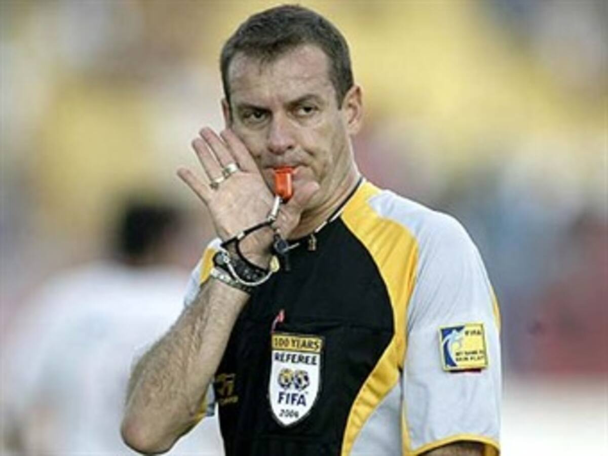 Van Persie no podrá jugar ante Barcelona en vuelta de octavos de final de Liga de Campeones