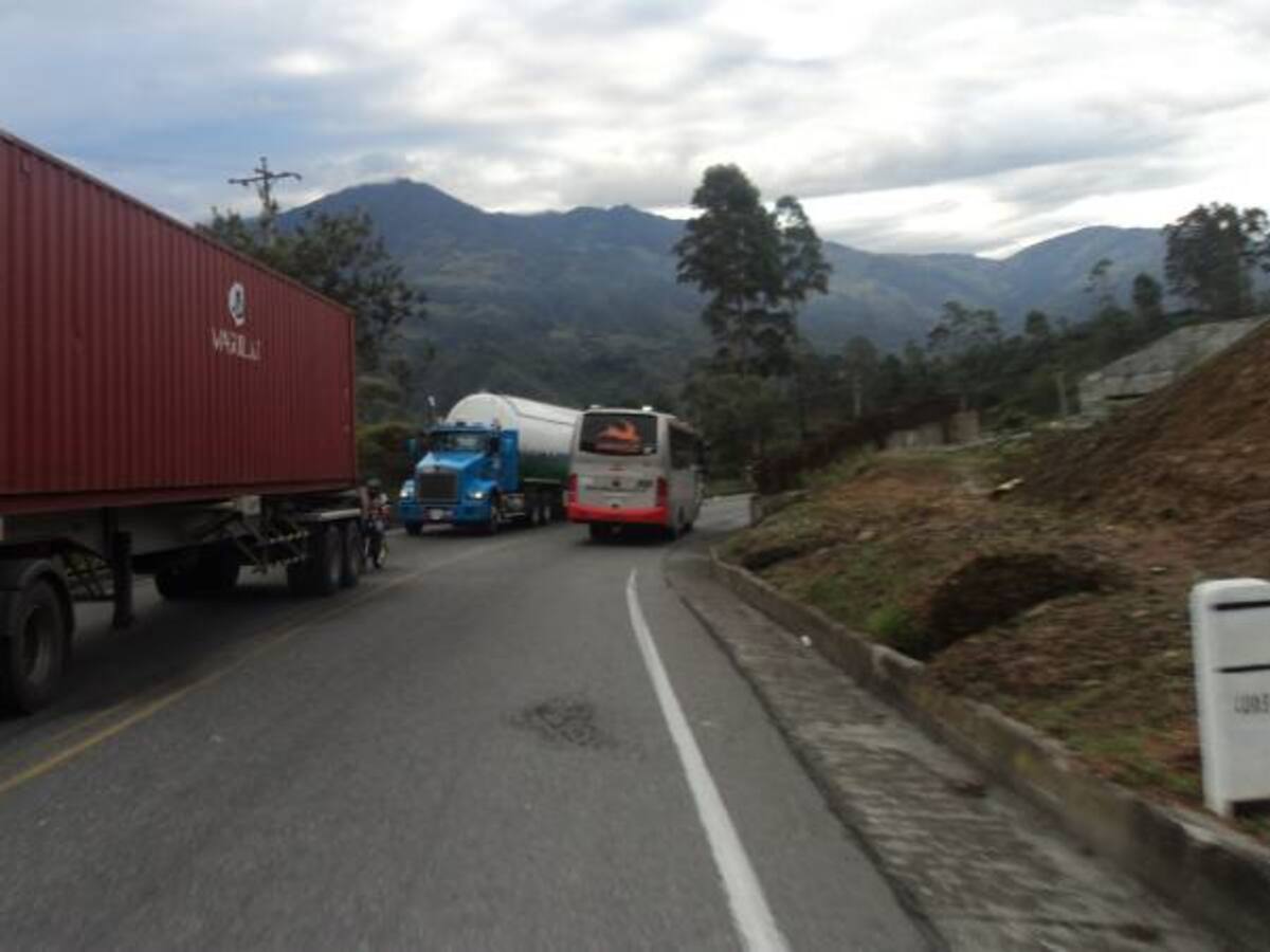 En la vía La Línea en Quindío hay bandas dedicadas a robar mercancía de los tracto camiones