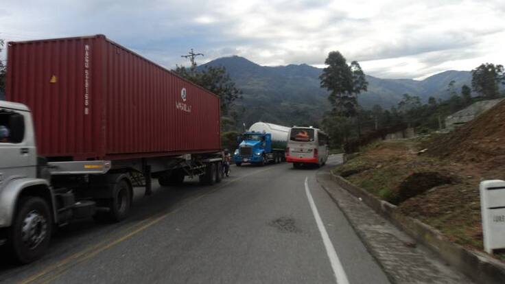 En la vía La Línea en Quindío hay bandas dedicadas a robar mercancía de los tracto camiones