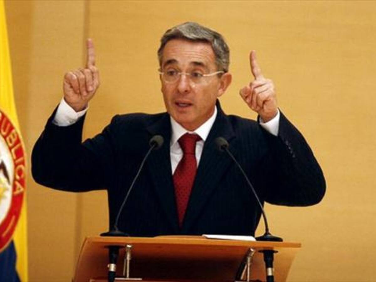 Uribe cuestiona apoyo a la paz de los expresidentes Clinton y Blair