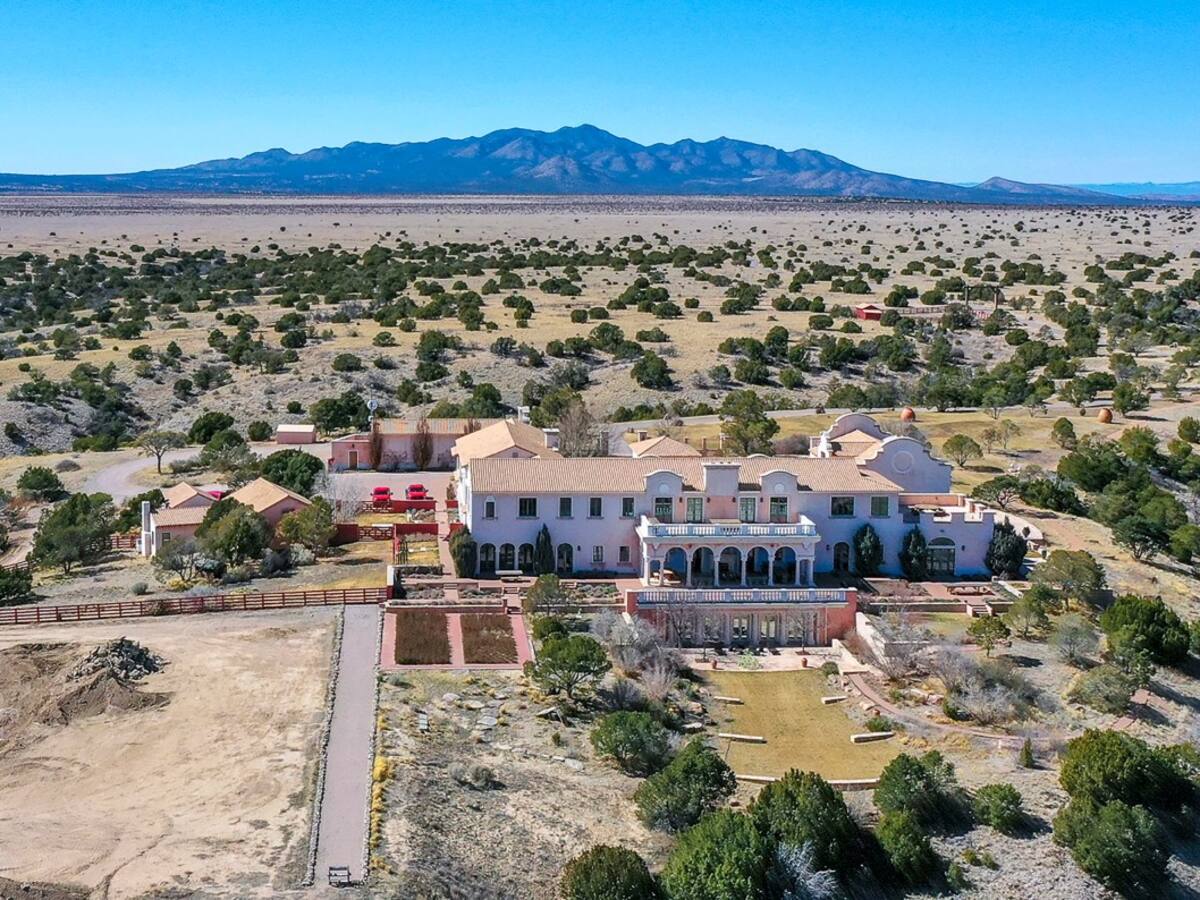 Investigadores de EE.UU. allanan rancho de Epstein en Nuevo México