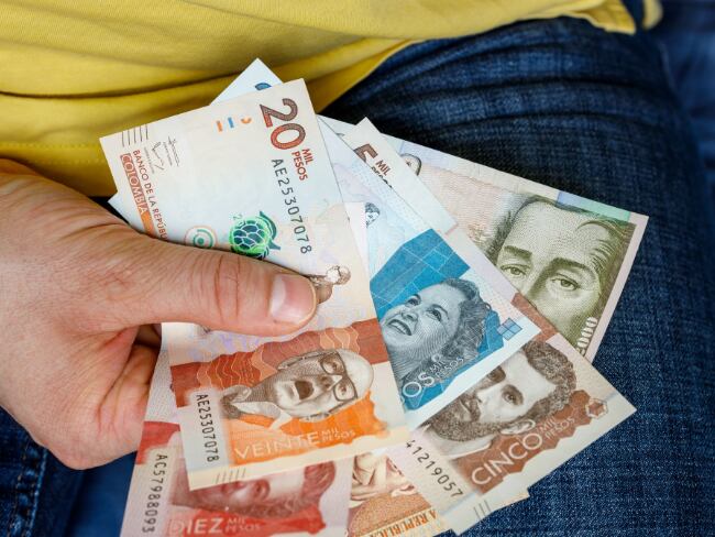 Fechas clave para determinar el salario mínimo 2025. Dinero colombiano, imagen de referencia.