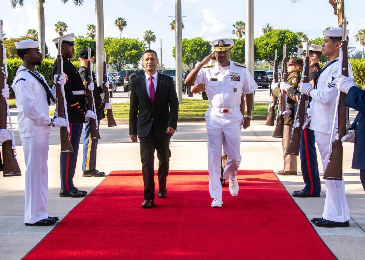 Ministro de Defensa Pedro Sánchez con el almirante Alvin Holsey.