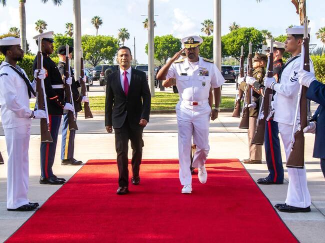 Ministro de Defensa Pedro Sánchez con el almirante Alvin Holsey.