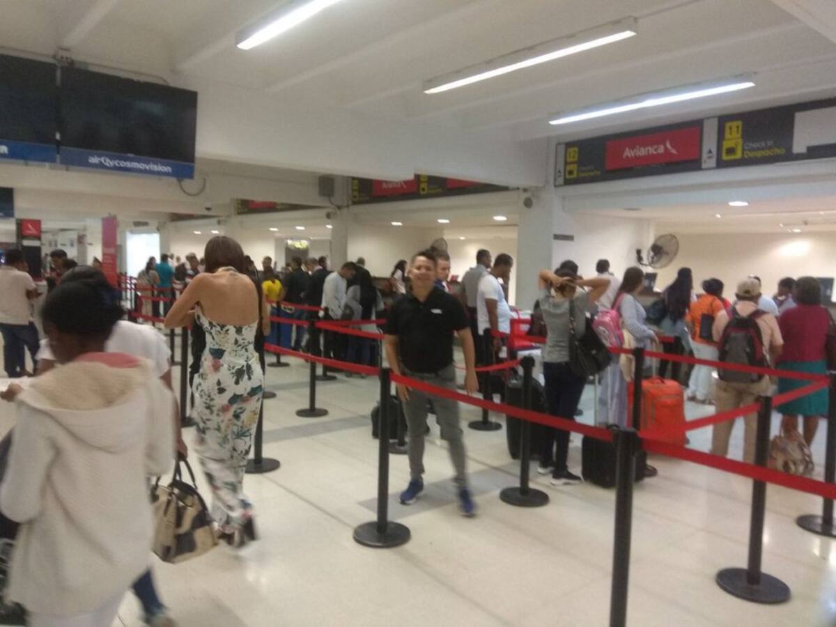 Pasajeros sufren 'calvario' por cancelación de vuelos de Avianca