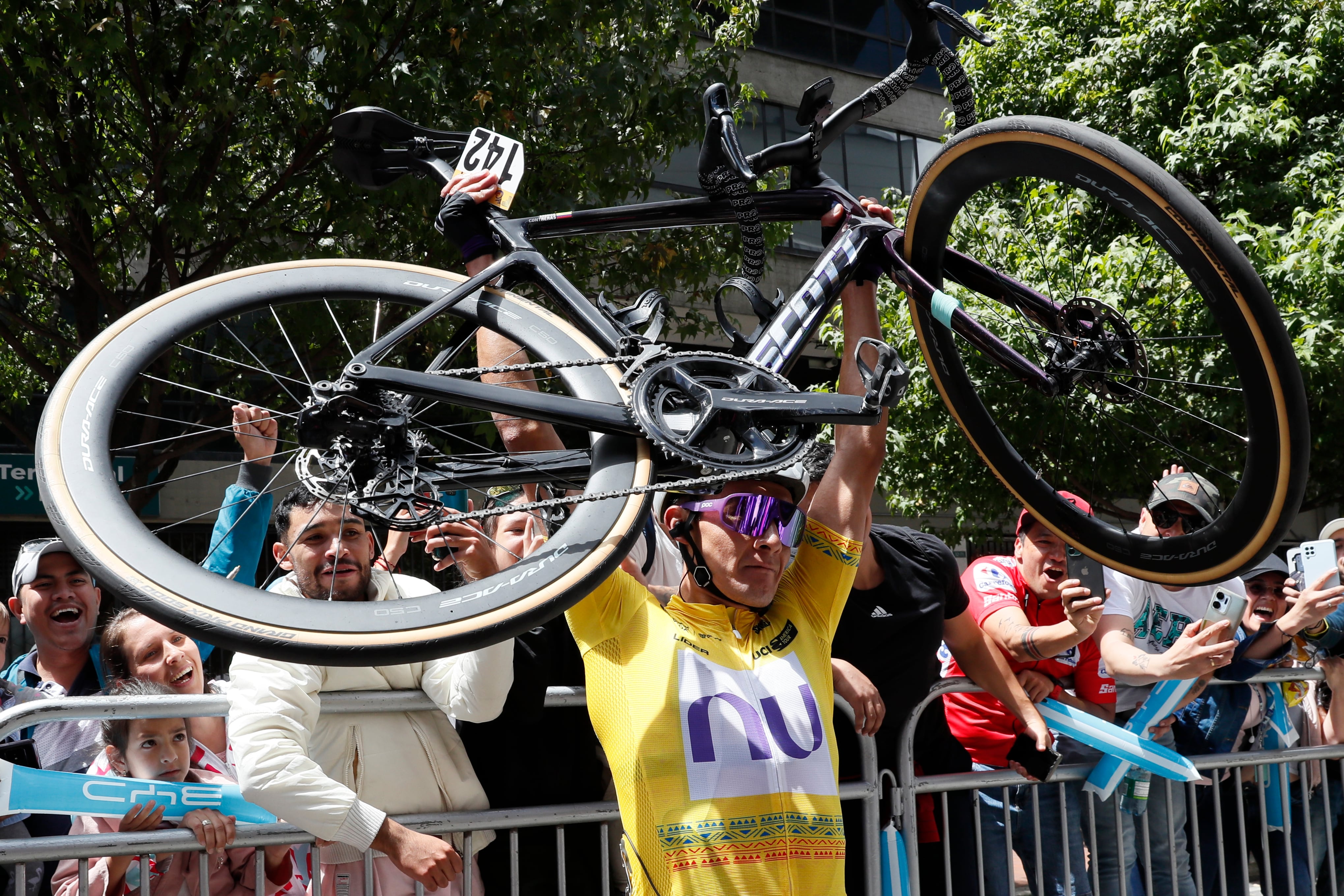 AMDEP6943. BOGOTÁ (COLOMBIA), 11/02/2024.- El corredor Rodrigo Contreras de NU Colombia celebra al ganar la carrera ciclística Tour Colombia 2024 hoy, en Bogotá (Colombia). EFE/ Carlos Ortega