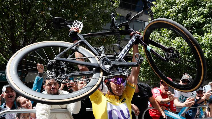 AMDEP6943. BOGOTÁ (COLOMBIA), 11/02/2024.- El corredor Rodrigo Contreras de NU Colombia celebra al ganar la carrera ciclística Tour Colombia 2024 hoy, en Bogotá (Colombia). EFE/ Carlos Ortega