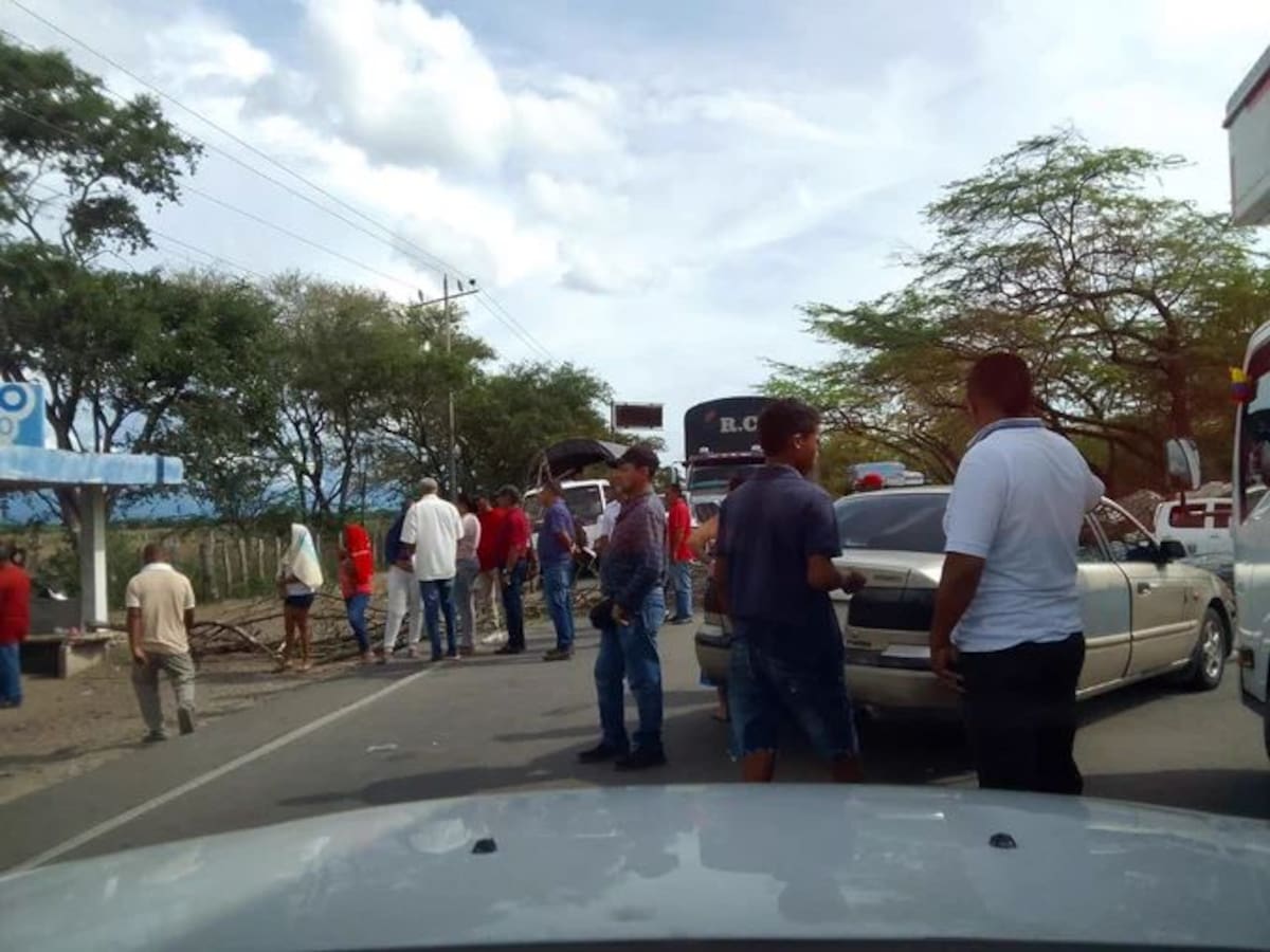 Estudiantes bloquean la Troncal de Caribe exigiendo transporte para ir a estudiar