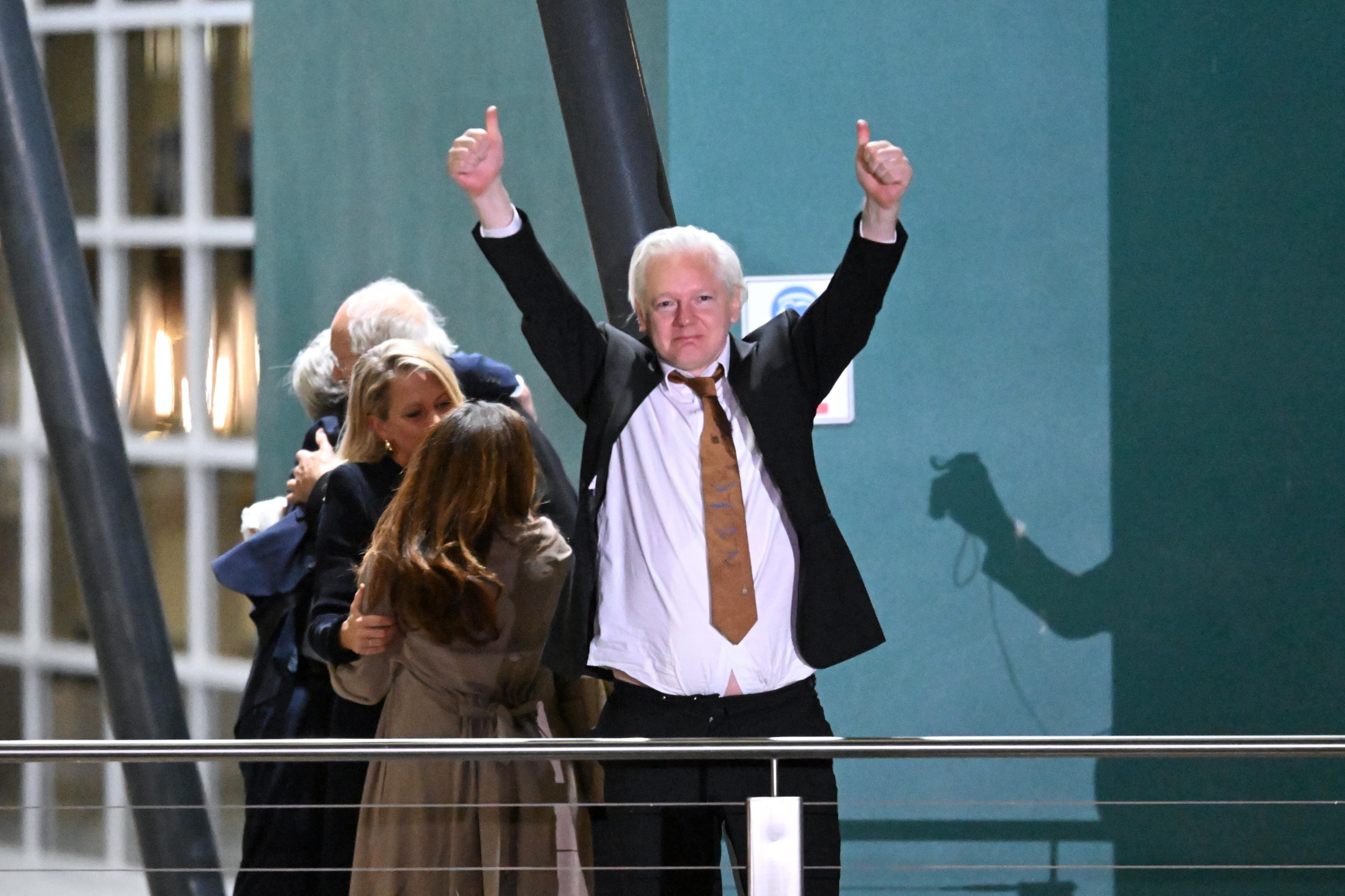 Canberra (Australia), 26/06/2024.- WikiLeaks founder Julian Assange waves at supporters after arriving at Canberra Airport, in Canberra, Australia, 26 June 2024. The judge of the United States District Court for the Northern Mariana Islands on the island of Saipan, on 26 June sentenced Assange for time served in exchange of pleading guilty to the criminal count of conspiring to obtain and disclose classified documents relating to the national defense of the United States. (Marianas del Norte, Estados Unidos) EFE/EPA/LUKAS COCH AUSTRALIA AND NEW ZEALAND OUT