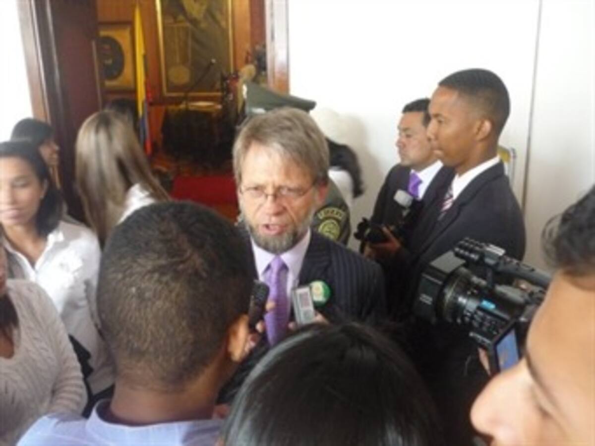 Mockus ofrece pasar de la seguridad a la 'legalidad democrática'