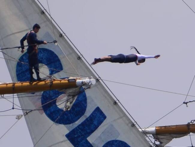 Orlando Duque saltó desde los más alto del buque Gloria en Santa Marta
