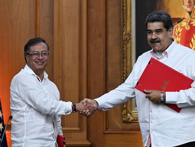 Gustavo Petro y Nicolás Maduro. (Photo by FEDERICO PARRA/AFP via Getty Images)