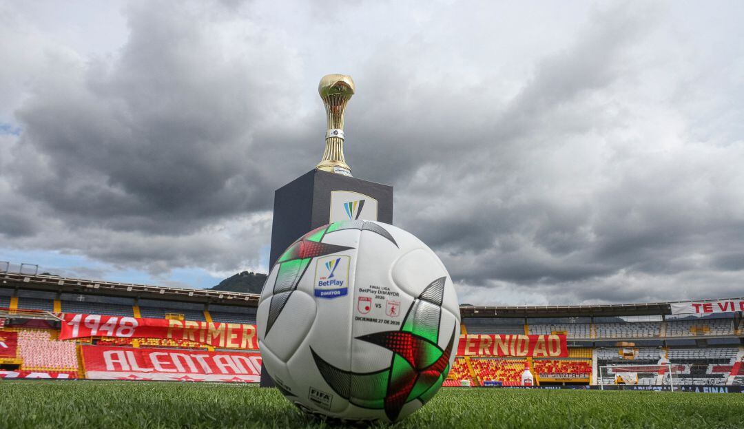 Trofeo y balón de la final del fútbol colombiano entre América de Cali e Independiente Santa Fe.