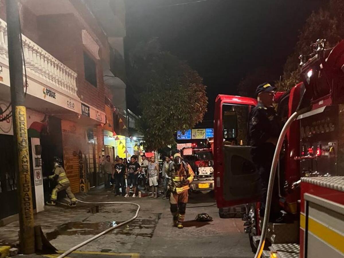 Bomberos de La Dorada controlan incendio en dos establecimientos de comercio