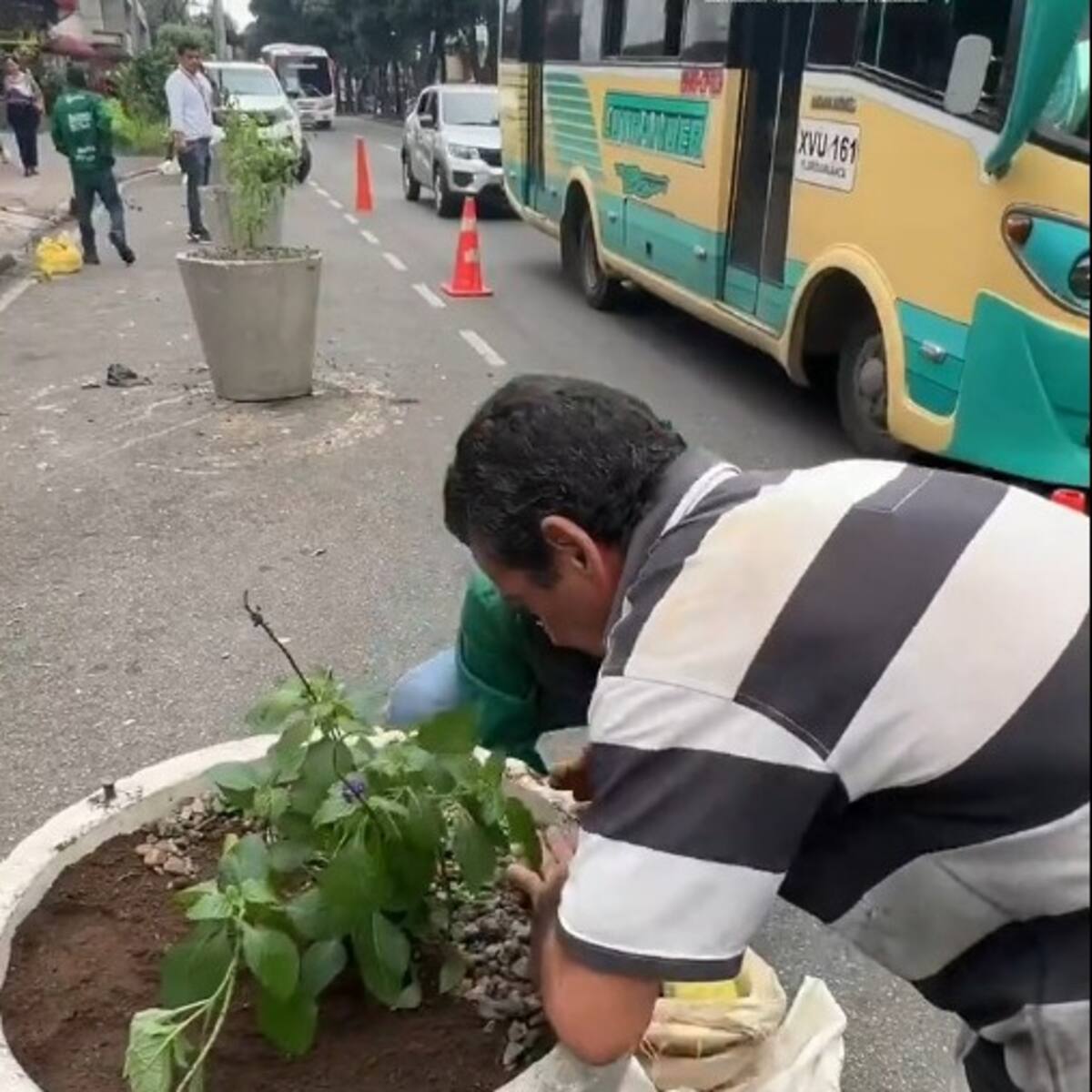 Instalan materas en la carrera 33 para evitar el mal parqueo