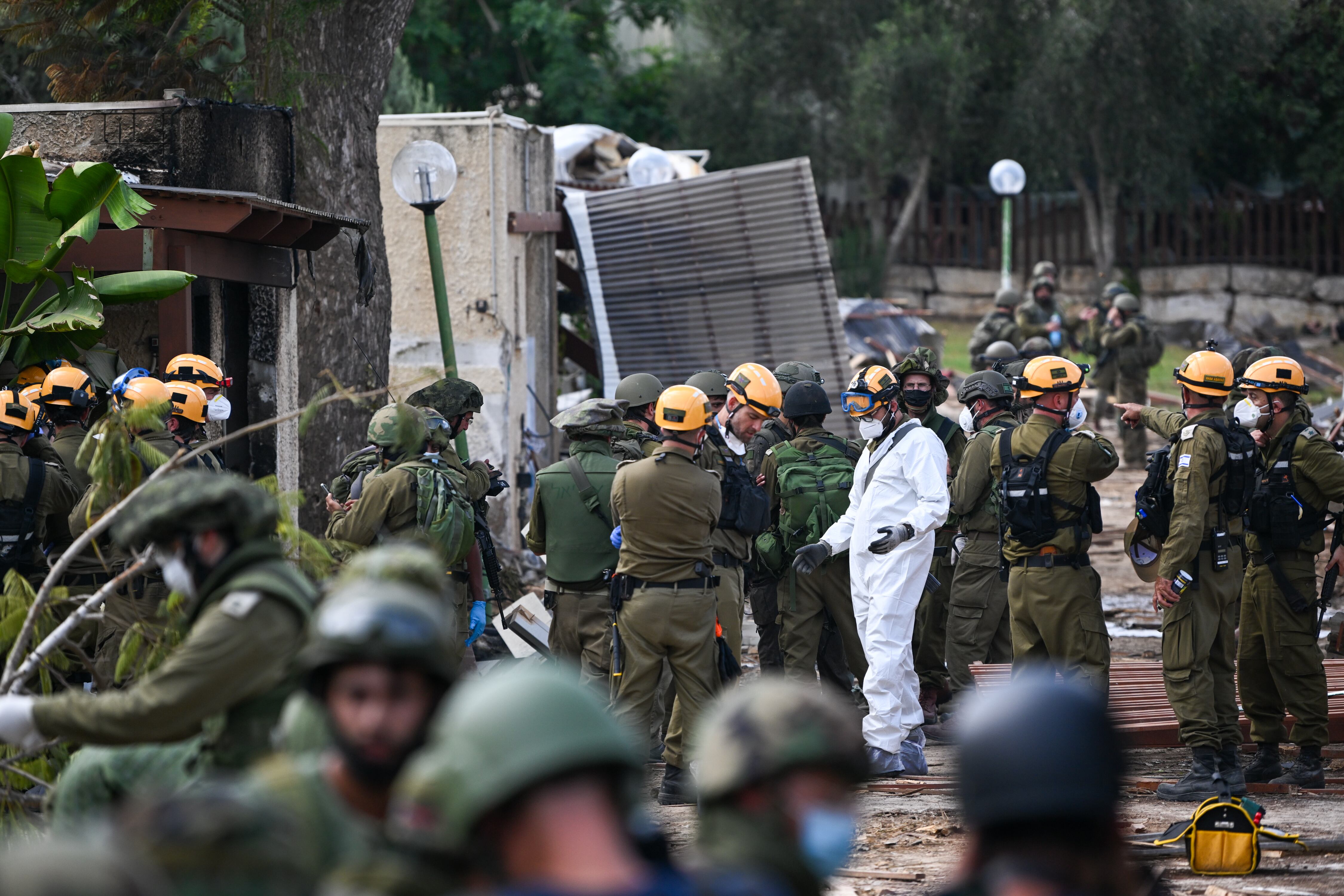Miembros de las Fuerzas de Defensa de Israel, en Kfar Aza, Israel. (Foto de Alexi J. Rosenfeld/Getty Images)