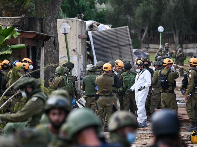 Miembros de las Fuerzas de Defensa de Israel, en Kfar Aza, Israel. (Foto de Alexi J. Rosenfeld/Getty Images)