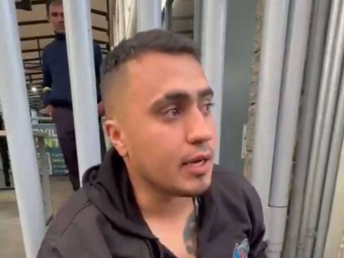 Hombre encadenado en la Sec Movilidad tendría multas por más de $4 millones de pesos