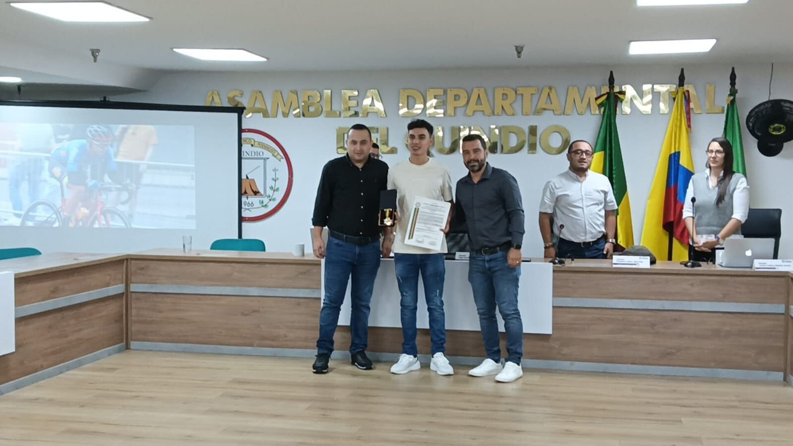 El ciclista Diego Pescador recibió reconocimiento por parte de la asamblea del Quindío, Foto Adrián Trejos