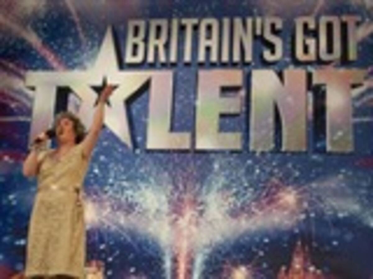 Susan Boyle, se roba el corazón de los jueces con su voz en un reality británico