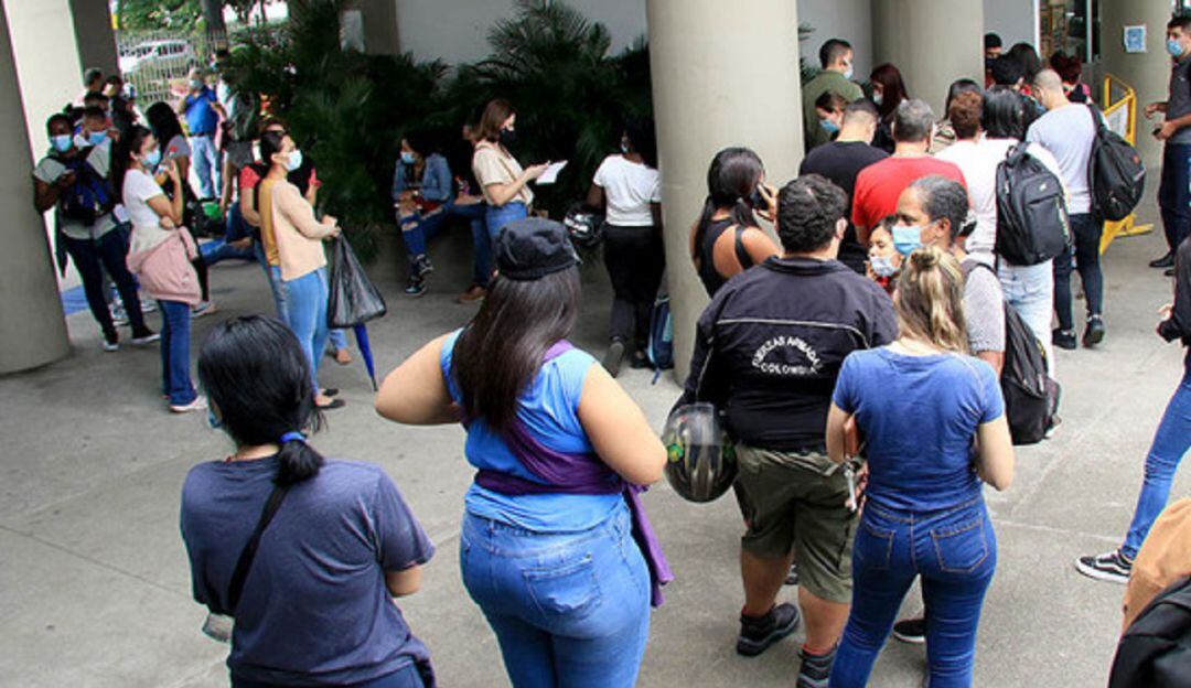 Largas filas para conseguir una prueba para COVID