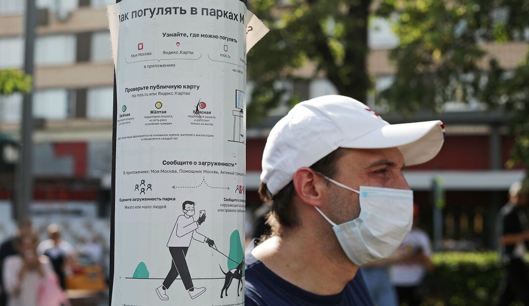 Ciudadanos en Moscú y las recomendaciones de cuidados 