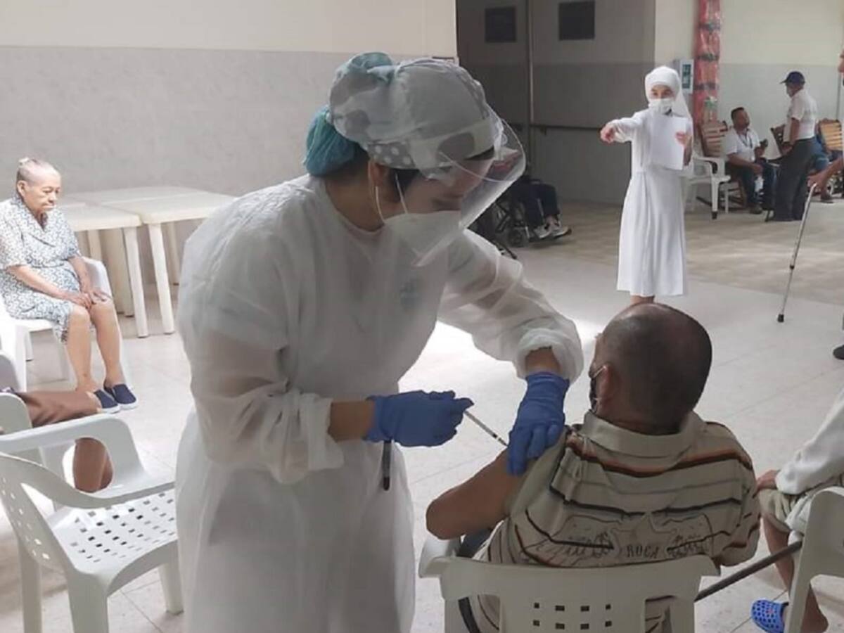 Autoridades piden a la comunidad acudir a puntos de vacunación