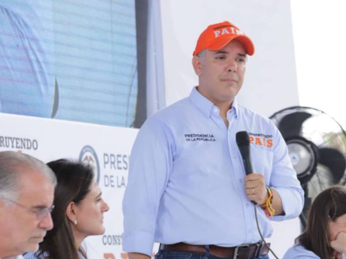 Con minuto de silencio Duque lamentó muerte de militares en accidente aéreo