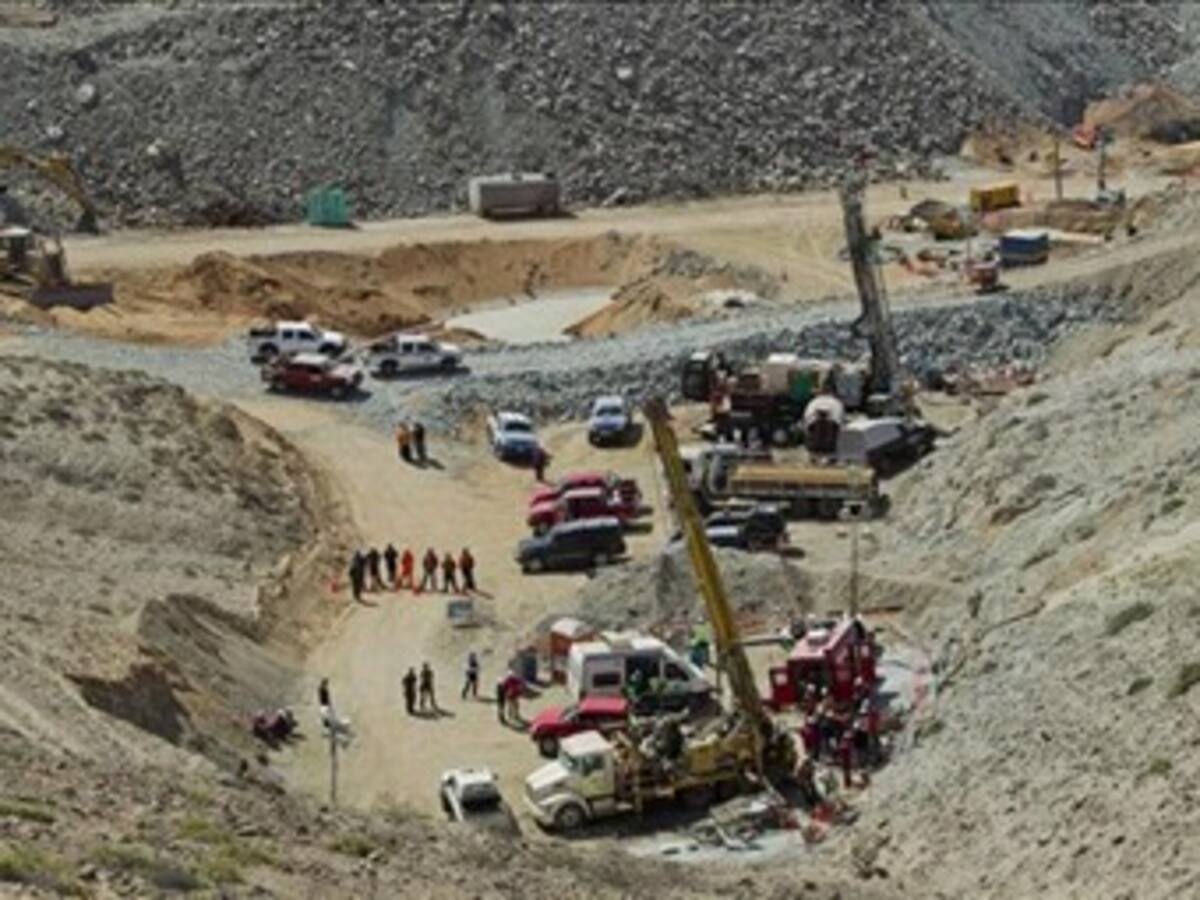 'Estamos todos sanos y con hambre', dicen por teléfono mineros atrapados