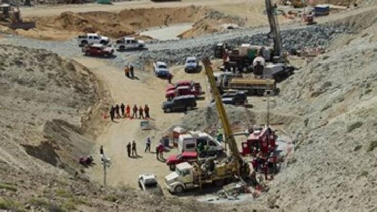 'Estamos todos sanos y con hambre', dicen por teléfono mineros atrapados