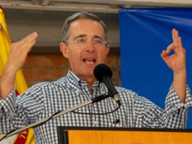 Uribe dice que pidió derogar el uso de cesantías en salud, para construir unidad de Patria