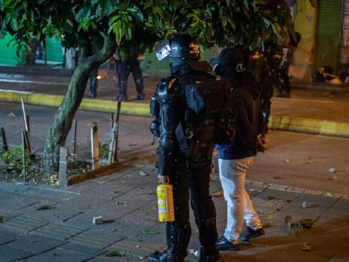 Denuncian que un civil disparó contra manifestantes delante de la policía
