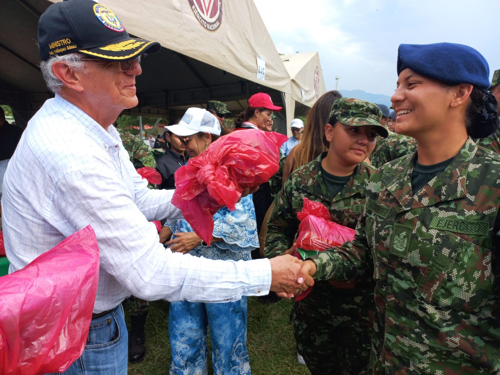Ministro de Defensa, Iván Velásquez, en Tolemaida con el Correo de la Gratitud. Caracol Radio.