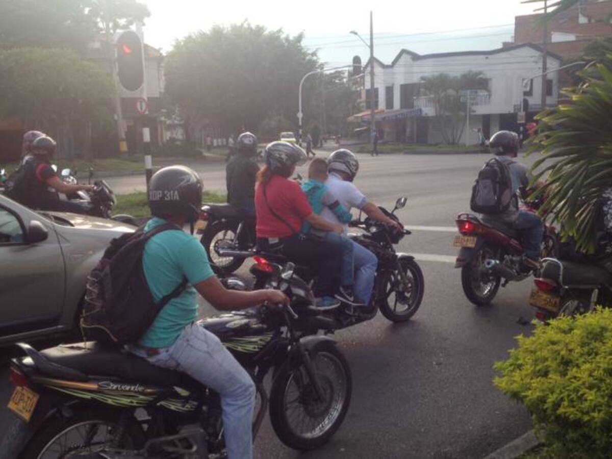 Policía y agente de tránsito fueron arrollados por motociclista en Bello