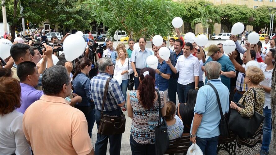 plantón se realizó para pedir el regreso de los periodistas Diego D'Pablos y Carlos Melo, presuntamente secuestrados en Norte de Santander.. Foto: Colprensa