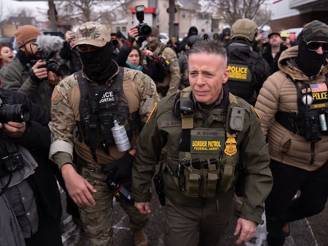 El comisionado de Aduanas y Protección Fronteriza (CBP) de EE. UU., Gregory Bovino, con su equipo de seguridad mientras un grupo de ciudadanos opuestos a las políticas migratorias del país protestaban contra él en Minnesota el 21 de enero de 2026. (Foto de Lokman Vural Elibol/Anadolu vía Getty Images)