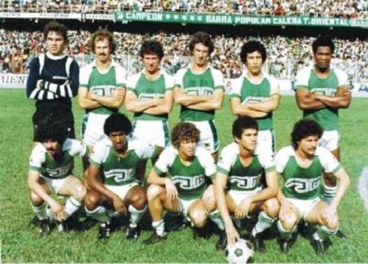 ATLÉTICO NACIONAL 1981DE PIE IZD-DER: Lorenzo Carrabs, Luis Fernando López, Hernán Darío Herrera, Héctor Dragonetti, César Cueto, Guillermo la Rosa.ABAJO IZD-DER: Carlos Maya, Víctor Luna, Norberto Peluffo, Eduardo Vilarete, Pedro Sarmiento.