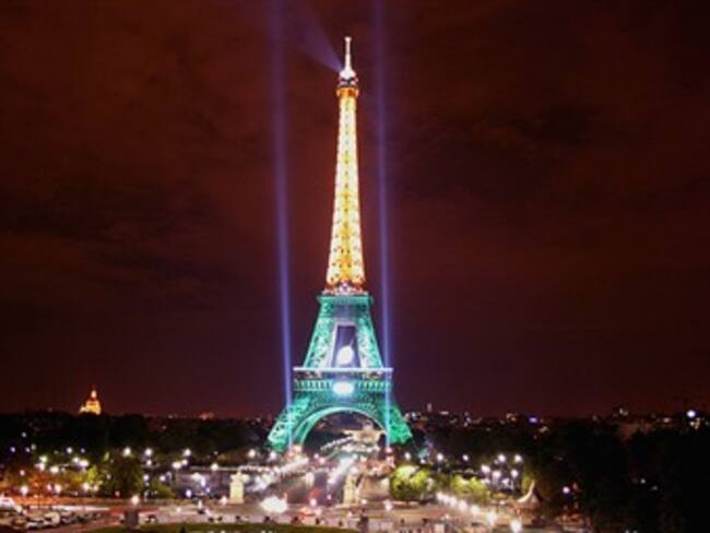 Por nueva amenaza de bomba evacuan la Torre Eiffel
