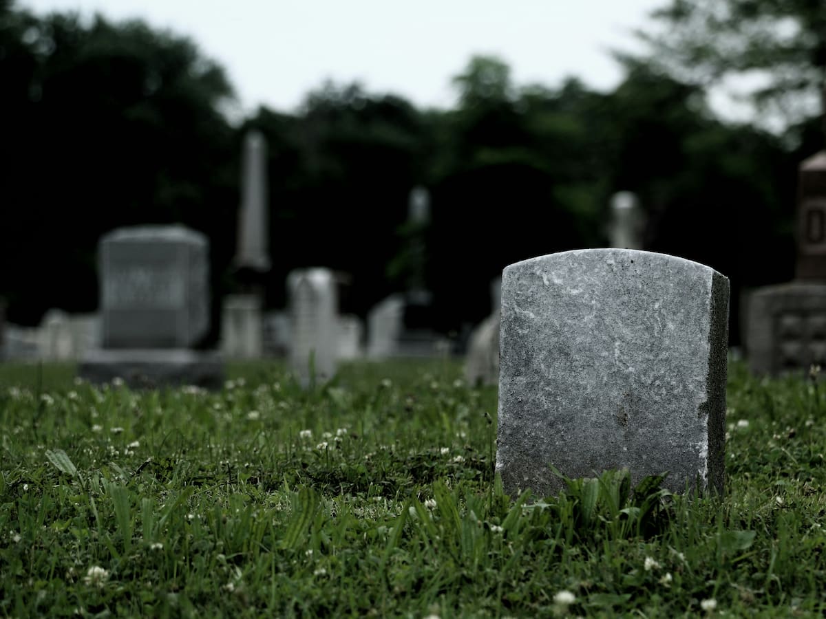 Profanaron una tumba en Cali y jugaron fútbol con los restos del cadáver