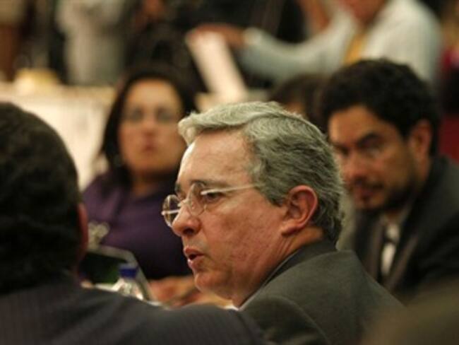 Uribe asegura que Santos utiliza la paz para su reelección