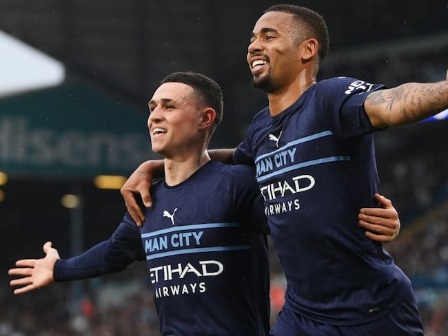 Phil Foden y Gabriel Jesus festejan uno de los cuatro goles del Manchester City.