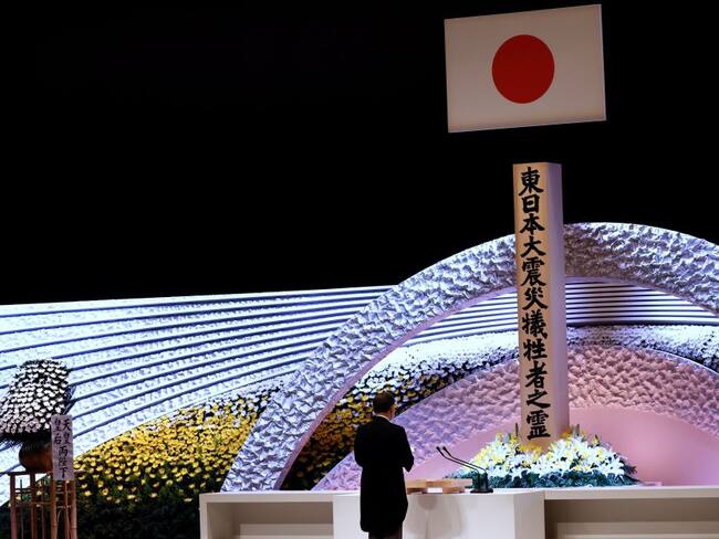 El primer ministro de Japón, Yoshihide Suga, pronuncia su discurso frente al altar por las víctimas del terremoto y tsunami del 11 de marzo de 2011 en el servicio conmemorativo nacional en el Teatro Nacional de Japón el 11 de marzo de 2021 en Tokio, Japón.