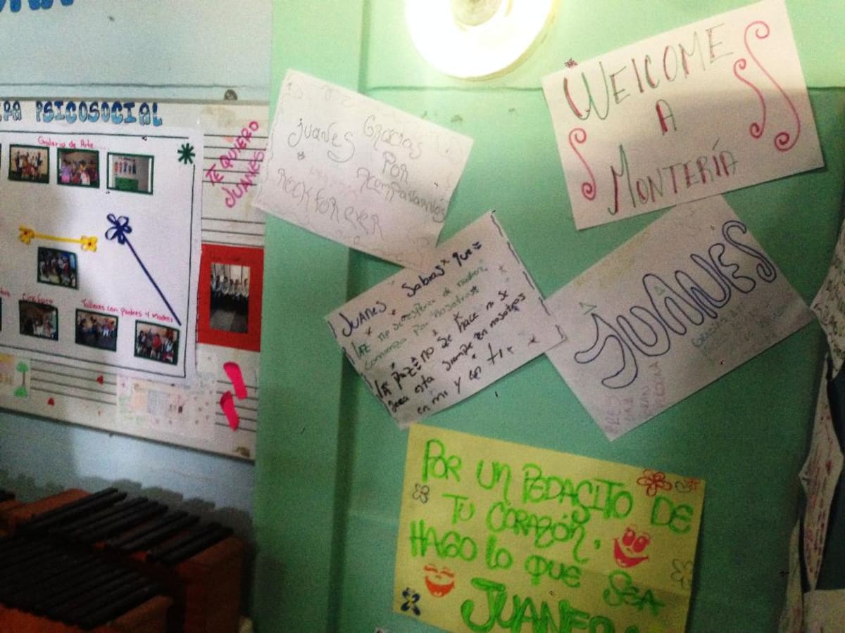 La tradicional elaboración de carteleras por una vez no estuvo dedicada a tareas del colegio, sino a mostrar cariño y admiración por el cantante.