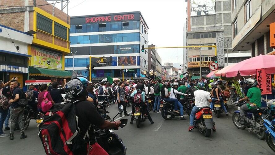 La manifestación afectó la circulación vehicular en algunas calles de la capital vallecaucana. Foto: La W/  Erika Rebolledo.