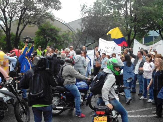 Marcha de habitantes de Naranjal y afectados por obras públicas en Medellín