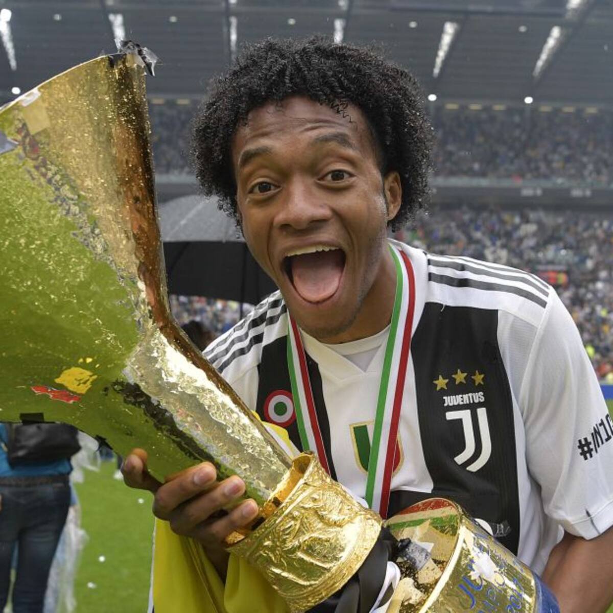 El recuerdo de Juan Guillermo Cuadrado con trofeo y camiseta de Necoclí