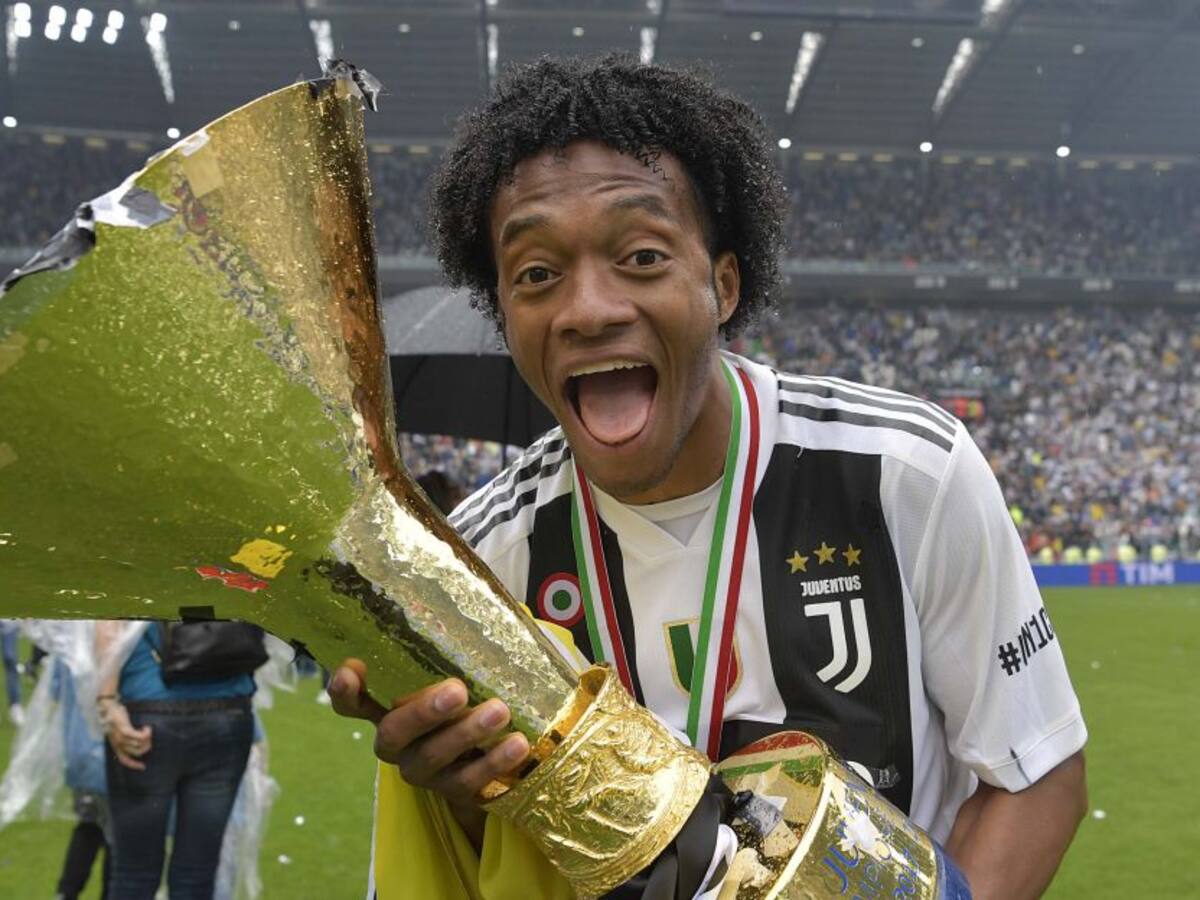 El recuerdo de Juan Guillermo Cuadrado con trofeo y camiseta de Necoclí