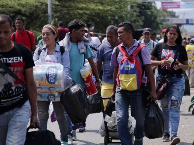 Masiva llegada de migrantes a la frontera colombiana