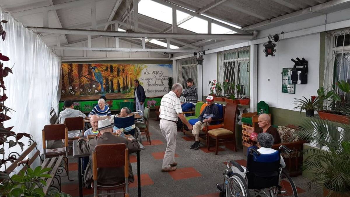 Viacrucis de los centros de atención del adulto mayor para recibir recursos