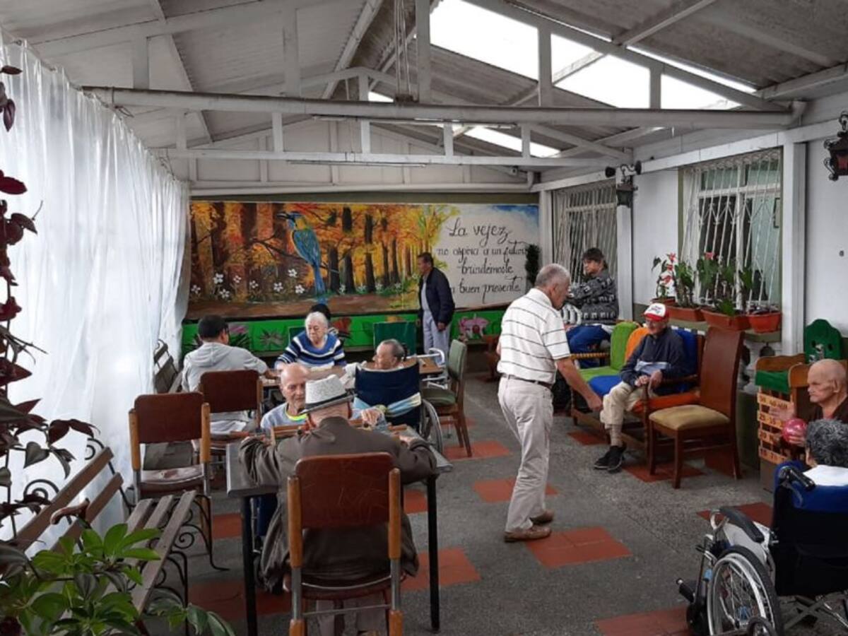 Viacrucis de los centros de atención del adulto mayor para recibir recursos